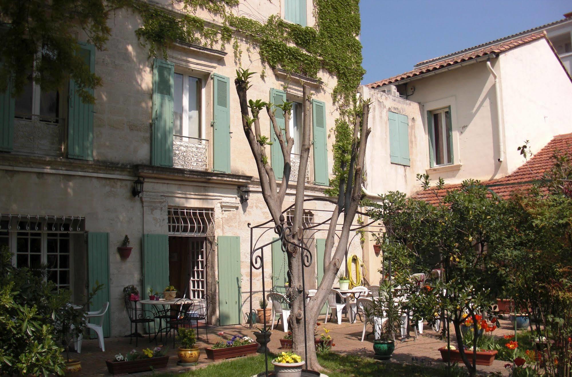 Au Saint Roch - Hotel Et Jardin Avignon Bagian luar foto