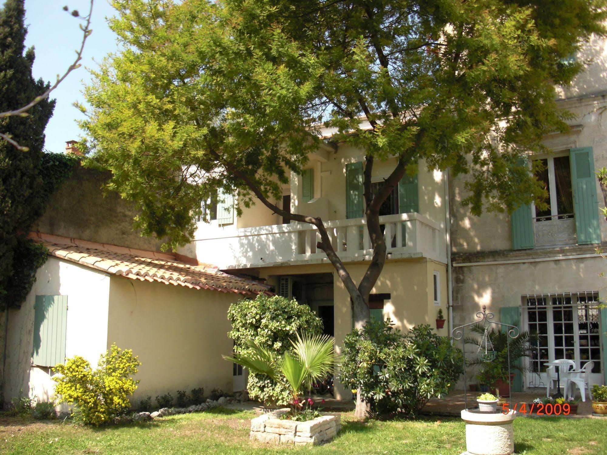 Au Saint Roch - Hotel Et Jardin Avignon Bagian luar foto