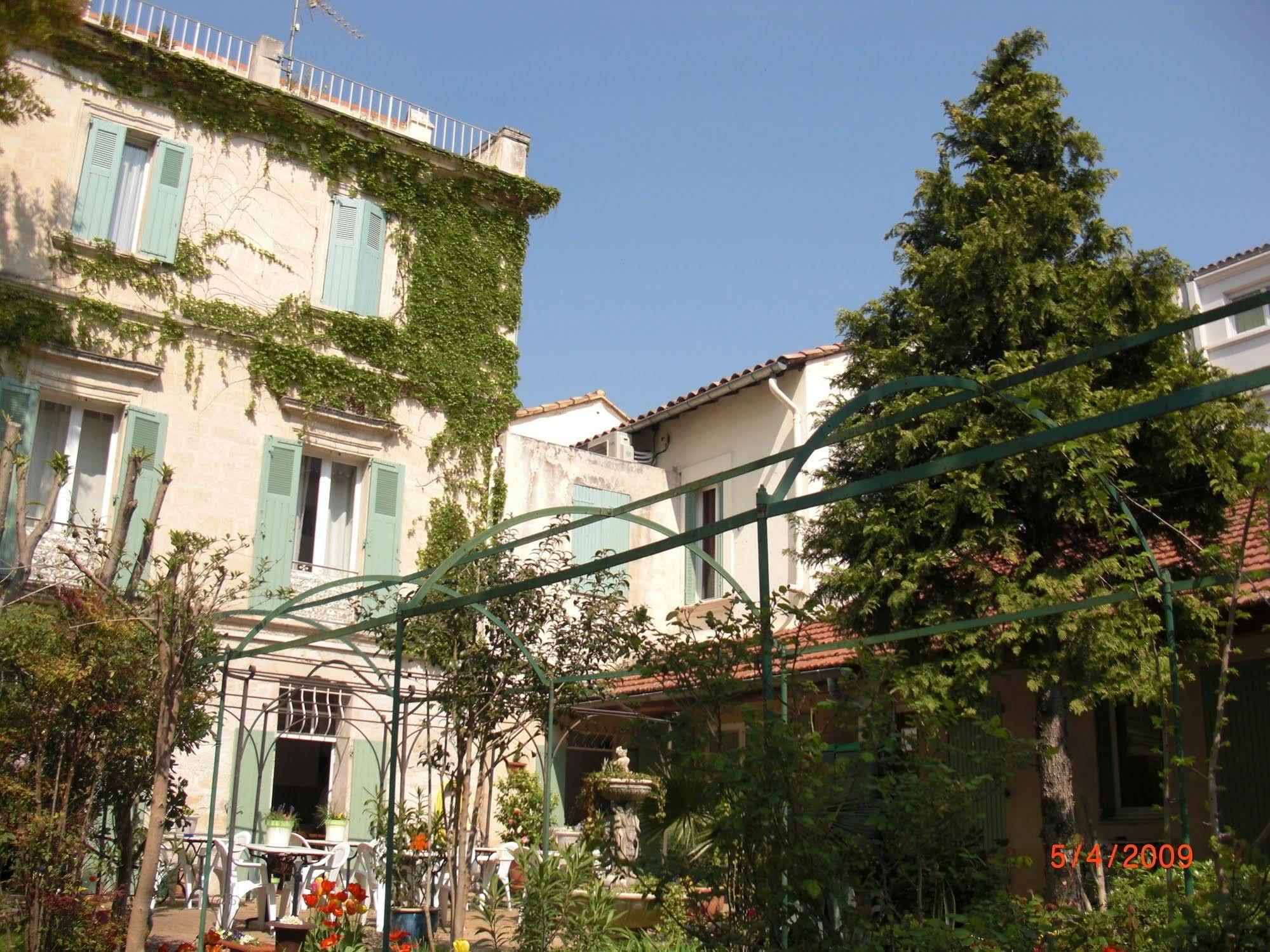 Au Saint Roch - Hotel Et Jardin Avignon Bagian luar foto